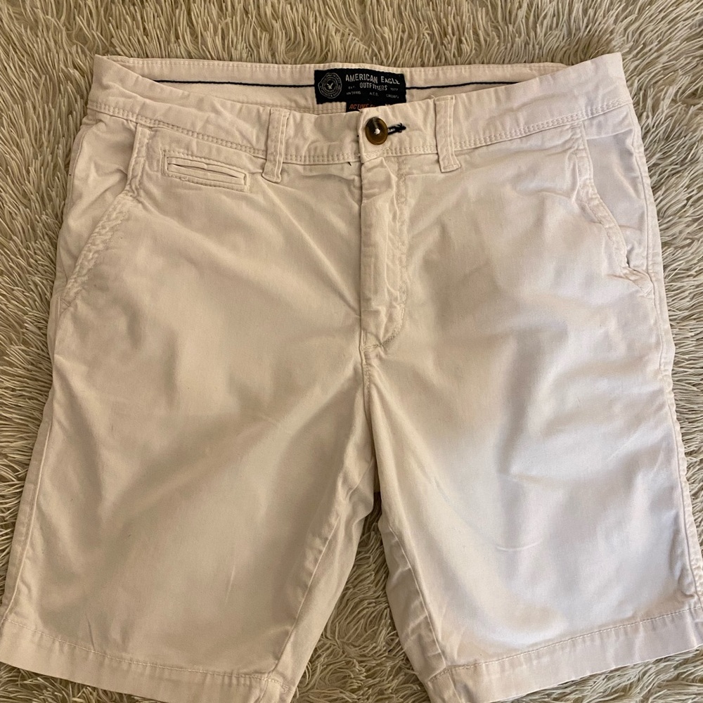 Men’s white, size 32 American Eagle shorts.
